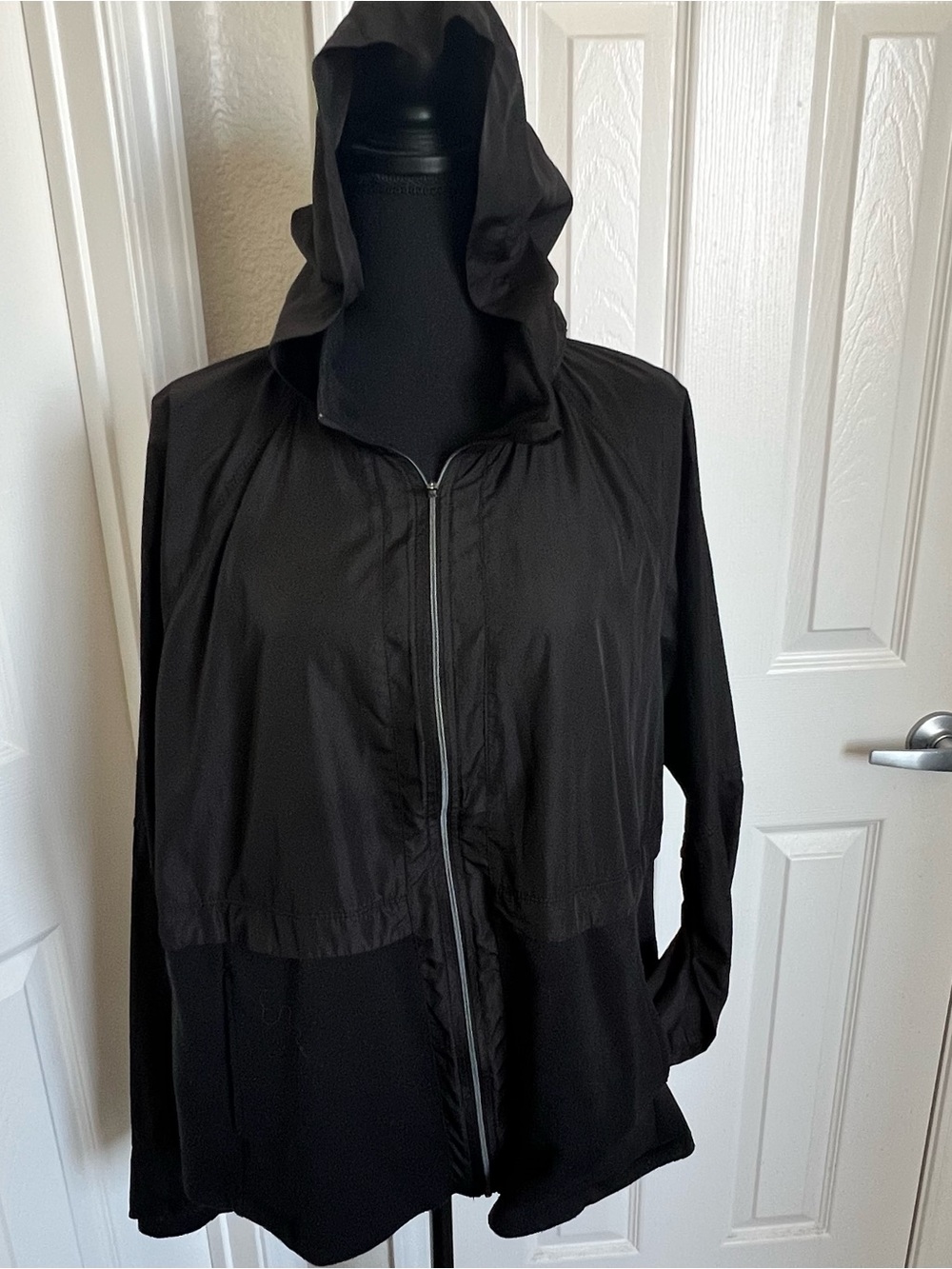 Avia Women's Black Zip Windbreaker Jacket Hidden Hood w Reflective Strip Sz XL